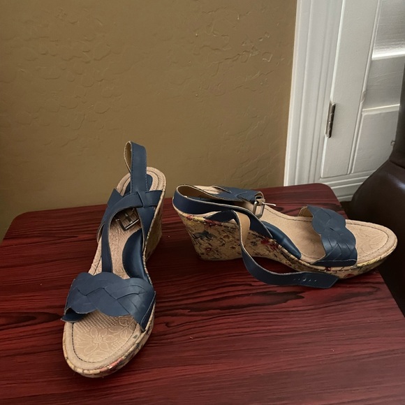 High heel open front book with flower designs - Picture 3 of 3